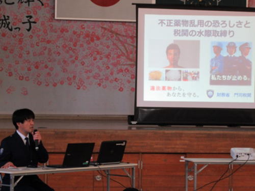 薬物乱用防止教室で税関が説明している様子